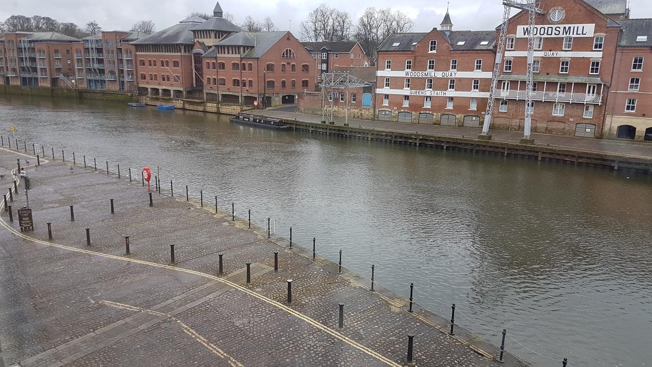 Lil's On The Waterfront 3* York