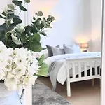County House - The White Apartment