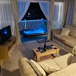 The Braunston Lodge With Hot Tub