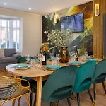 The Dodsworth Modern 4 Bedroom House, Sleeps 8