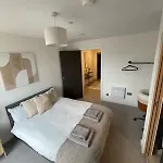 York Central Stylish Flat - Sleeps 8 - Parking - Gym