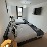 York Central Stylish Flat - Sleeps 8 - Parking - Gym
