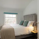 The Falcon - Apartment 11