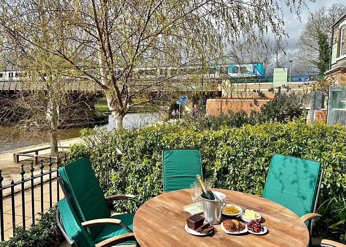 Riverside House - With Parking