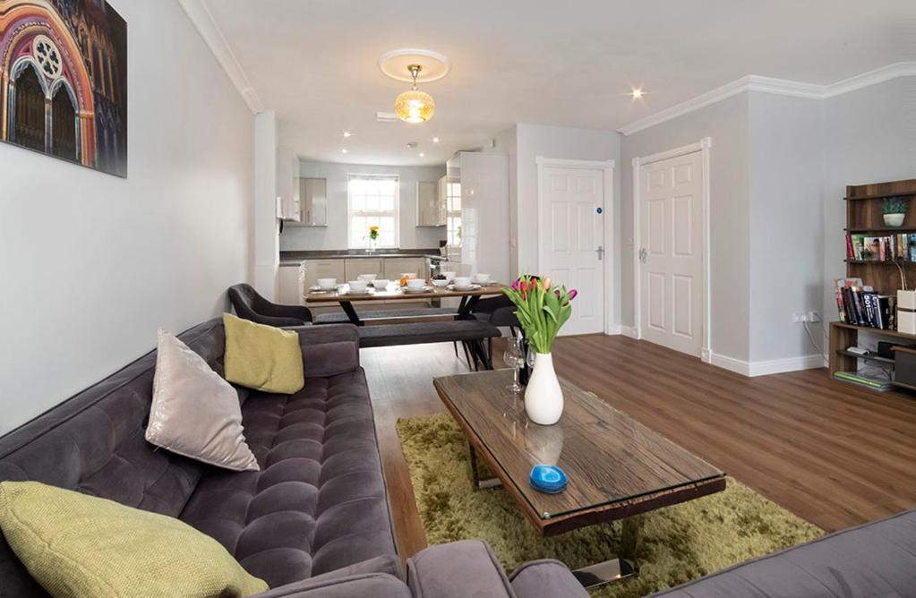 Thomas, Off Leeman Road, Sleeps 9 * York