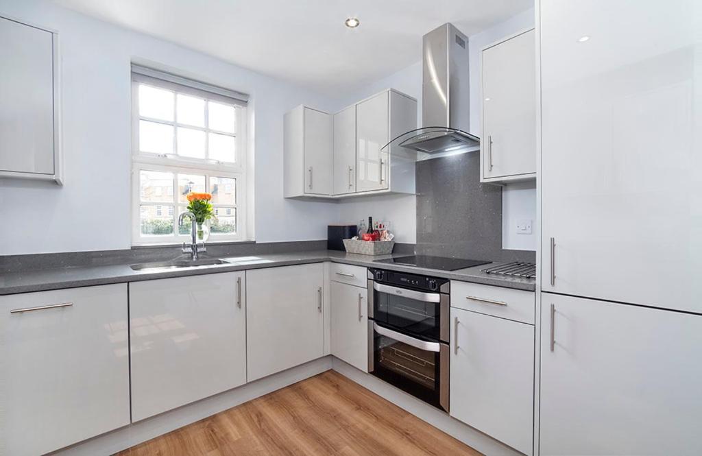 Thomas, Off Leeman Road, Sleeps 9 Holiday home