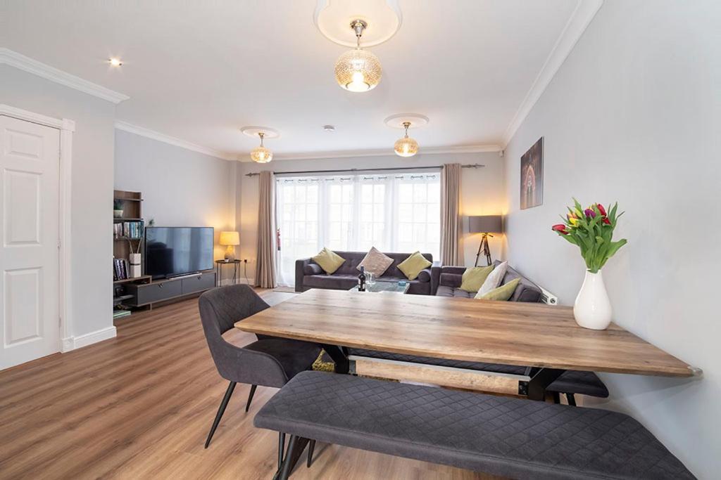 Thomas, Off Leeman Road, Sleeps 9 *