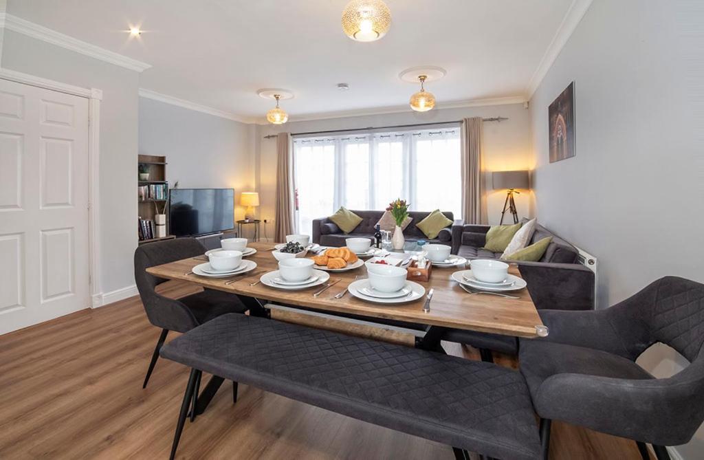 Thomas, Off Leeman Road, Sleeps 9