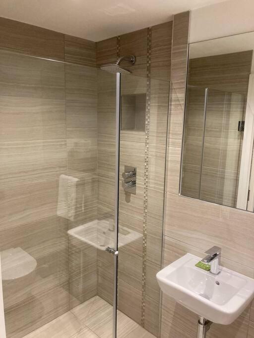 48 Cocoa Suites, Centre Apartment York