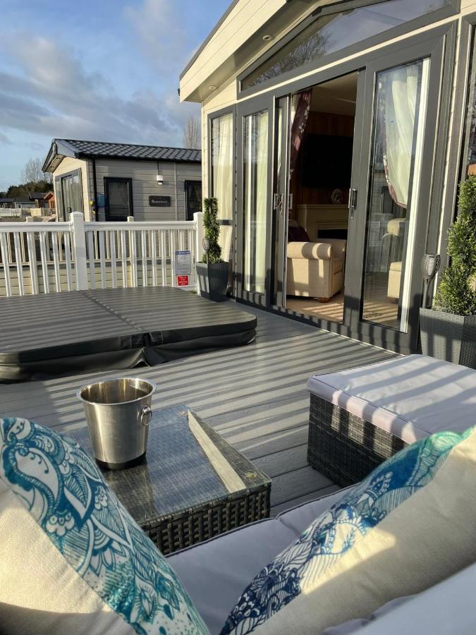 Lakeview Winter With Hot Tub * York