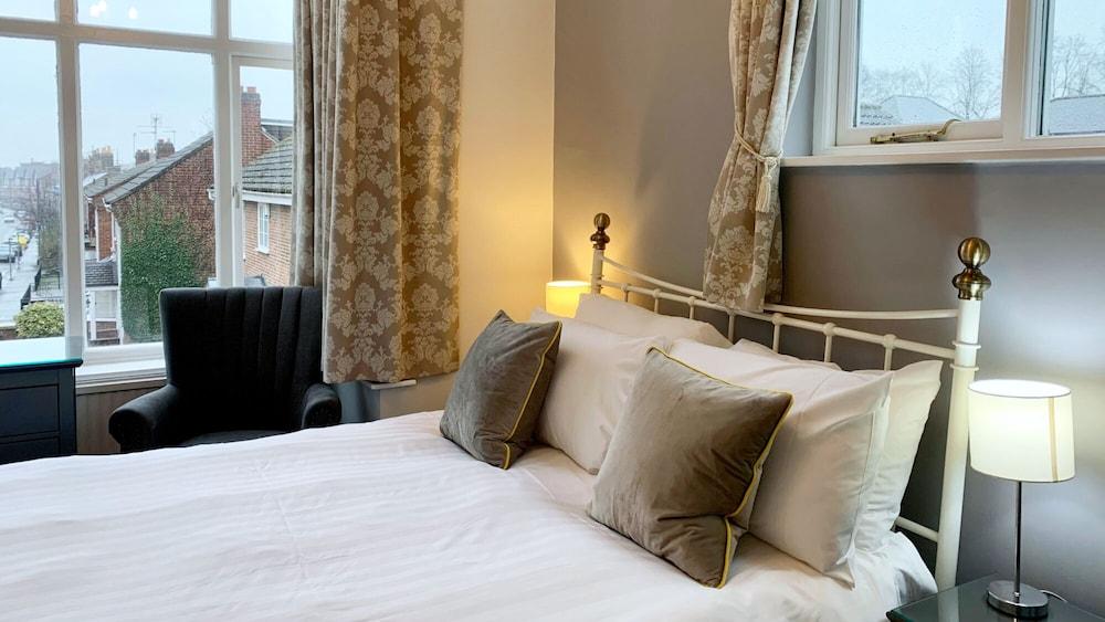 Hotel The Crescent 3*