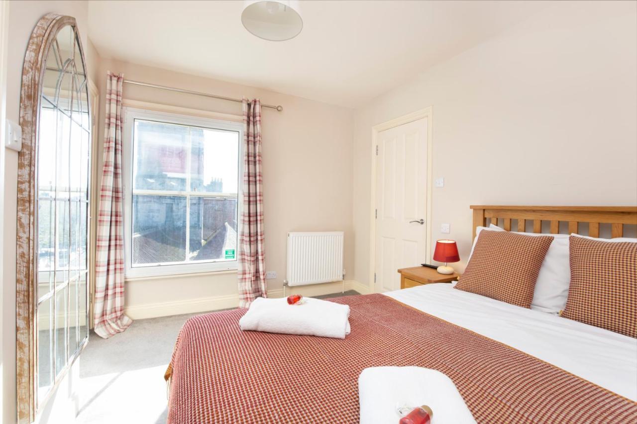 Patrick's Pool- 4 Bedroom,4 Bathroom, Luxury Townhouse! Holiday home York
