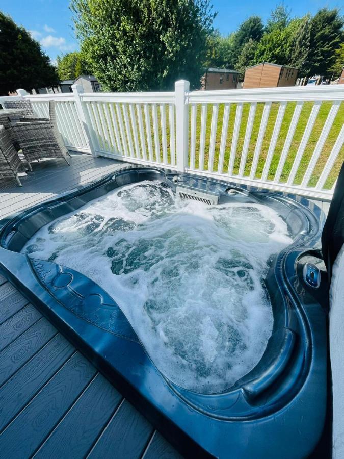 The Braunston With Hot Tub *