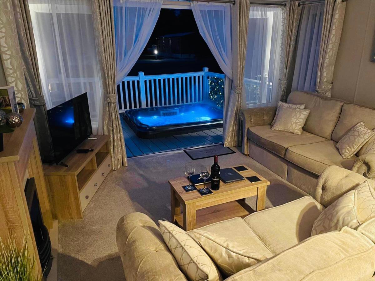 The Braunston With Hot Tub Holiday home