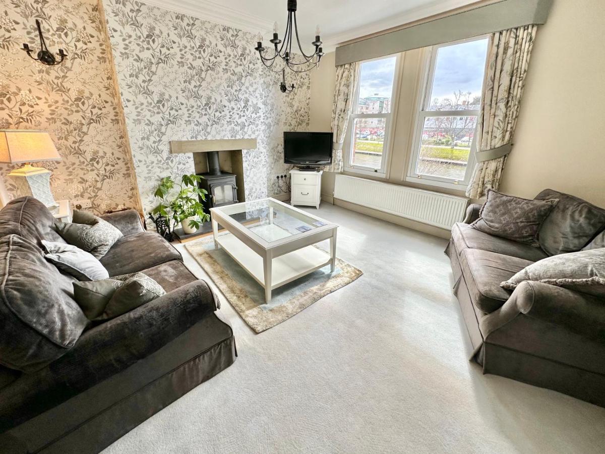 Riverside House - With Parking Holiday home