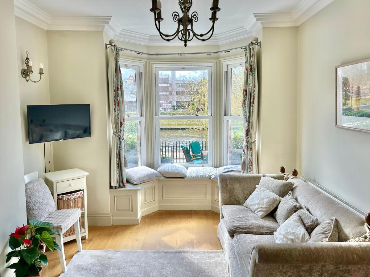 Riverside House - With Parking Holiday home