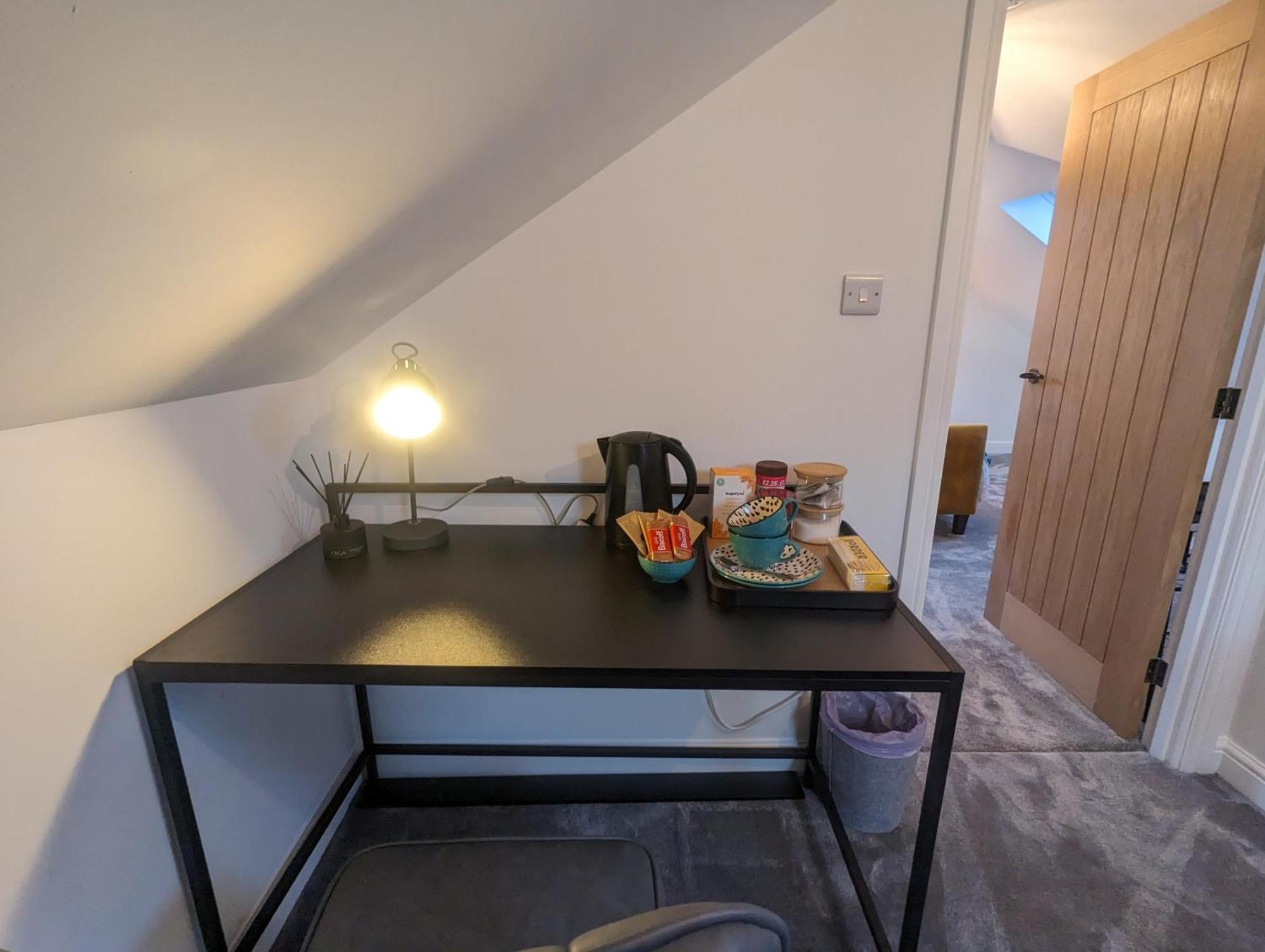 2 X Double - 2 X Free Off Street Parking Spaces Homestay *