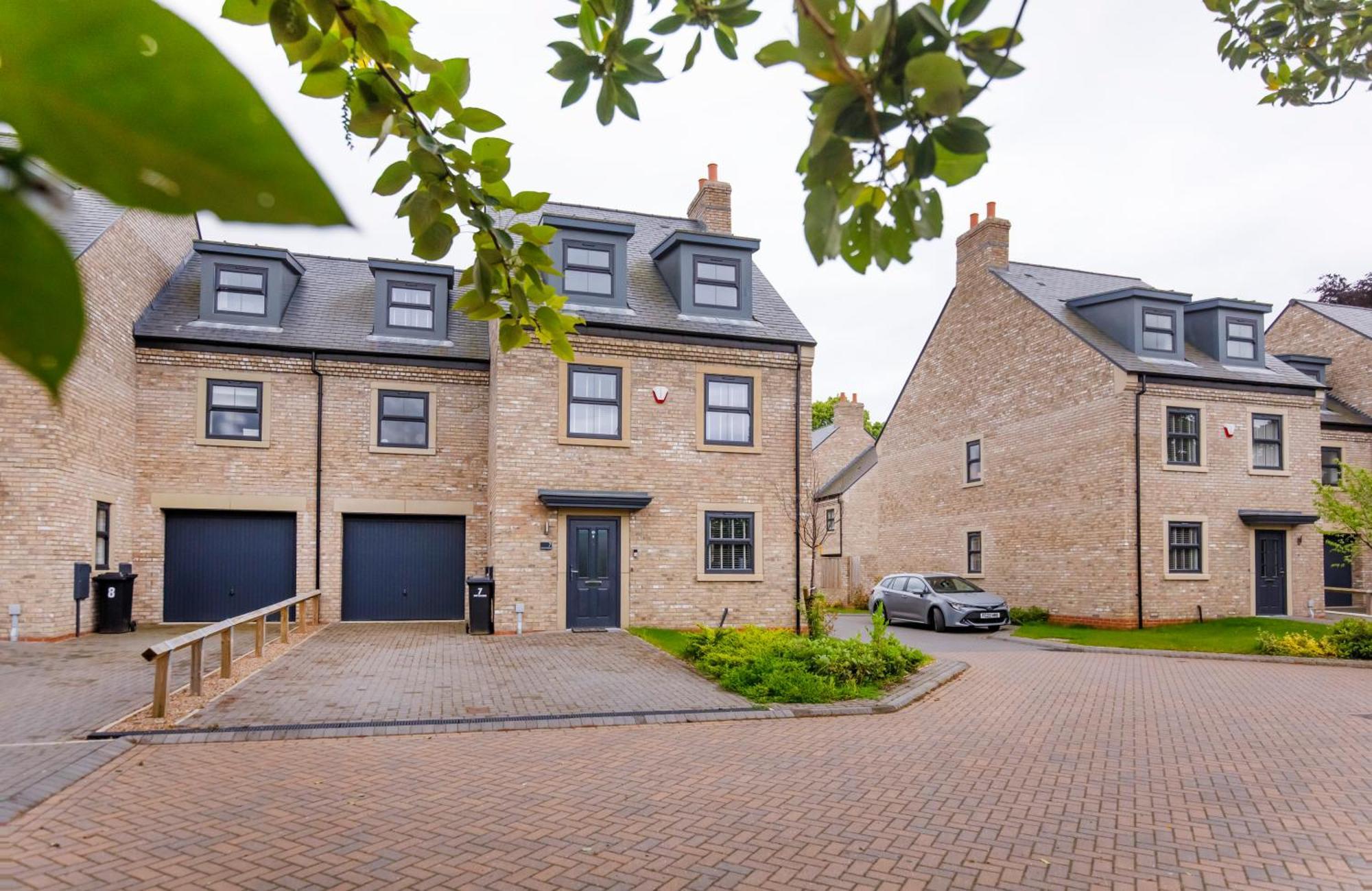 Mount Vale 4 Bedroom Luxury & Free Parking Holiday home *