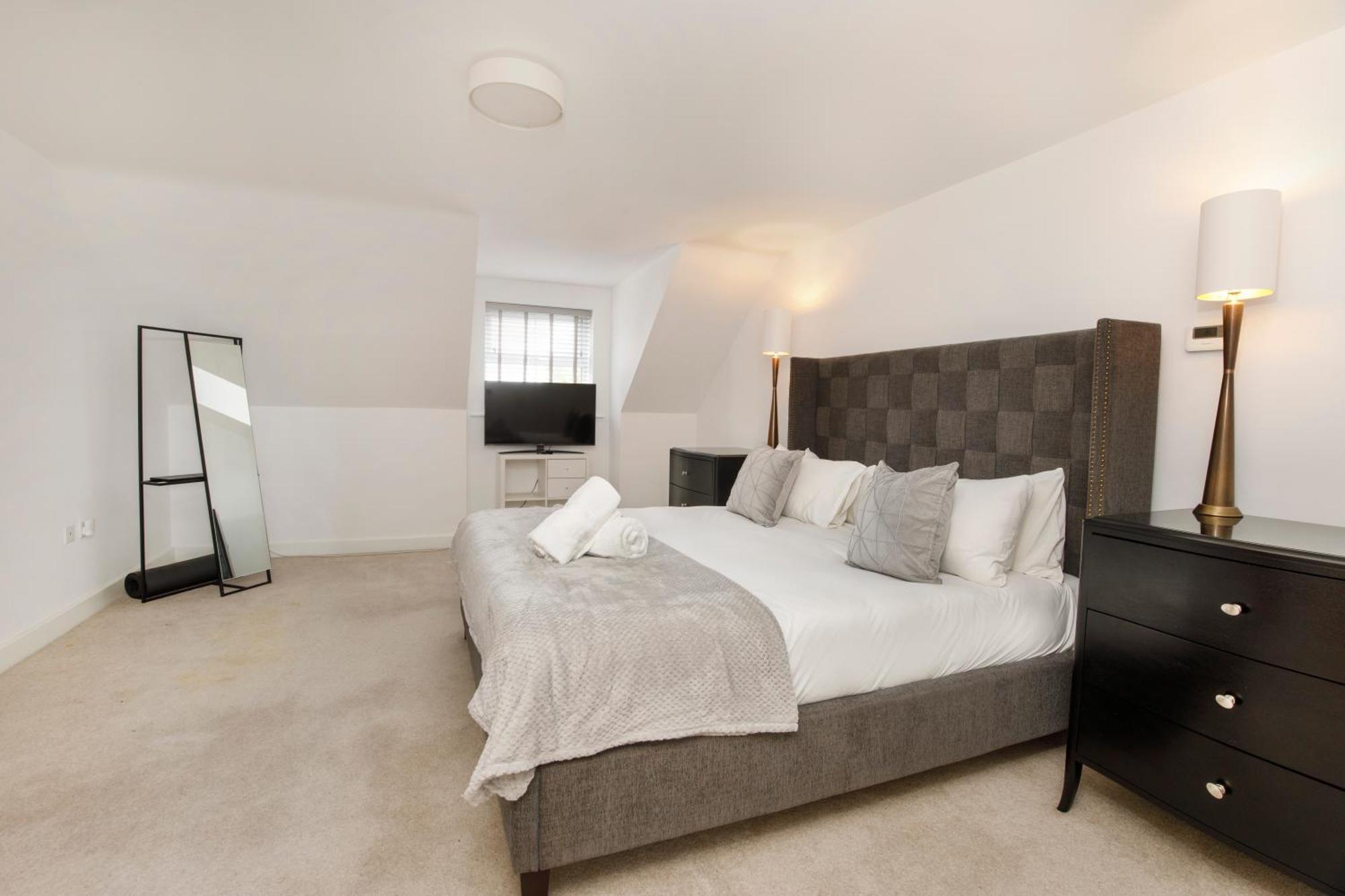 Mount Vale 4 Bedroom Luxury & Free Parking Holiday home *