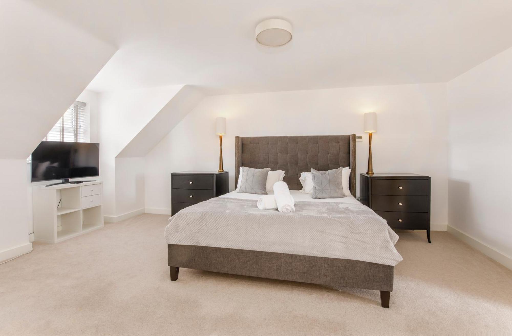 Mount Vale 4 Bedroom Luxury & Free Parking Holiday home *