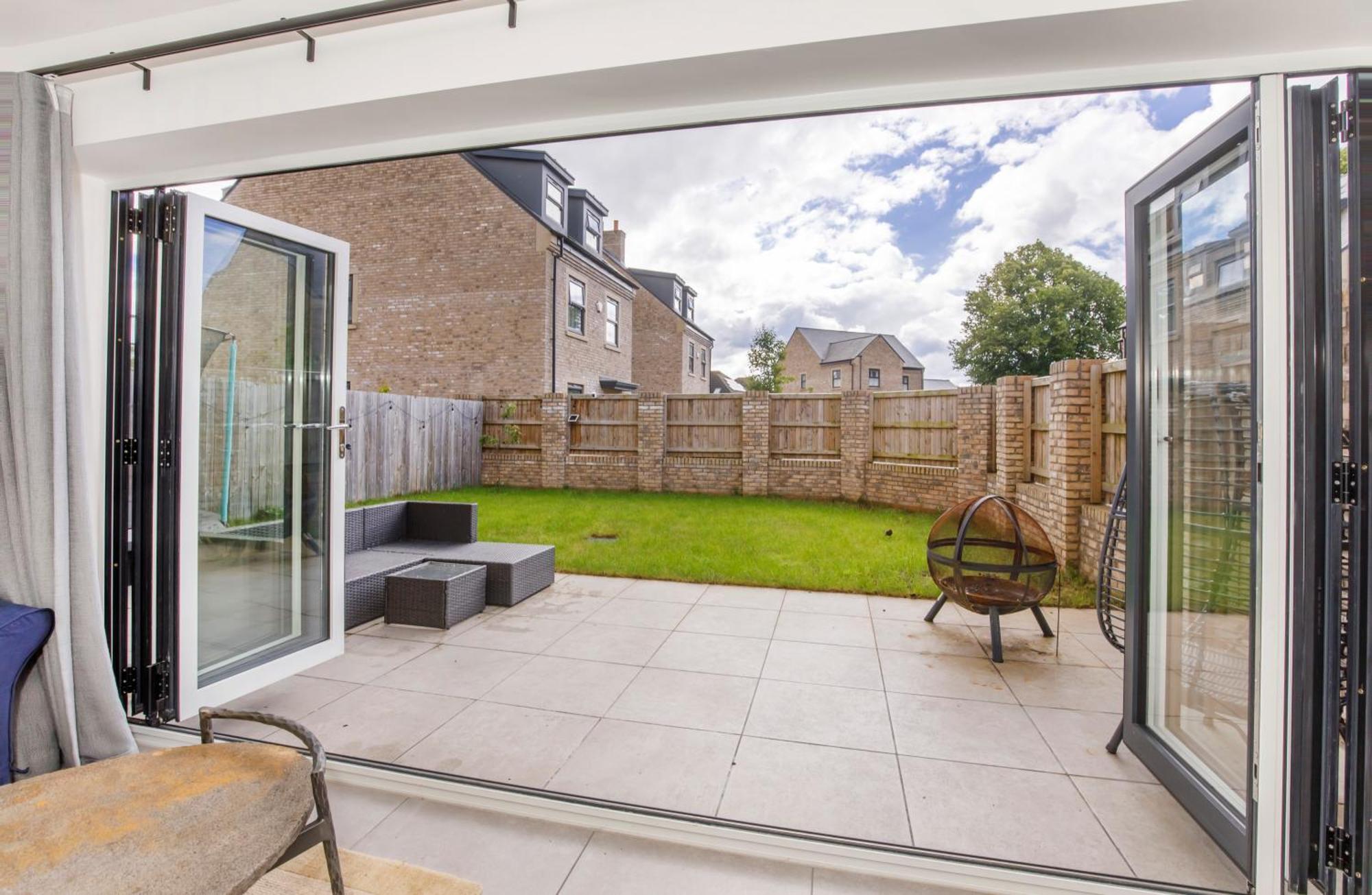 Mount Vale 4 Bedroom Luxury & Free Parking *