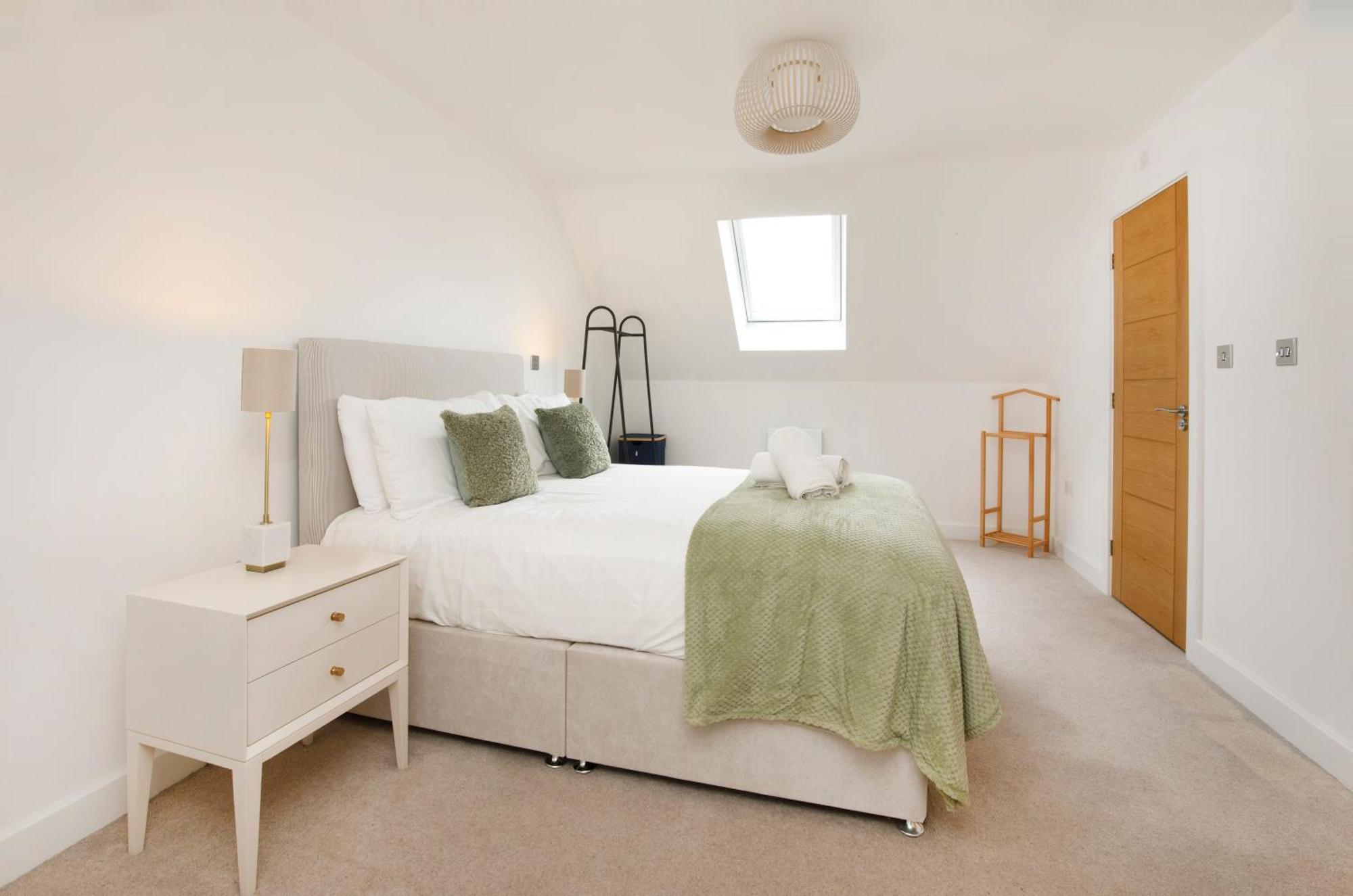 Mount Vale 4 Bedroom Luxury & Free Parking Holiday home *