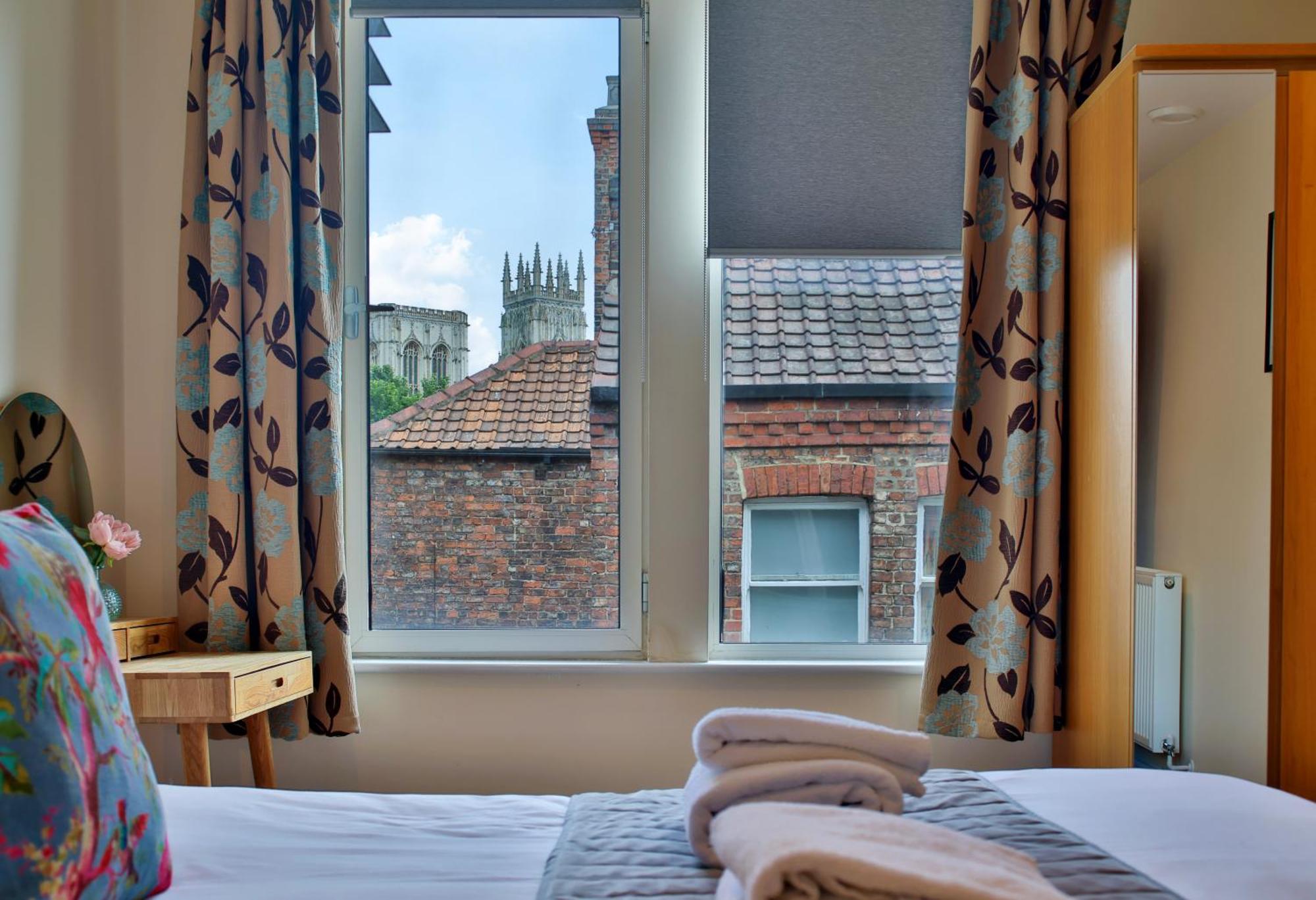 Aspire - 2 Bed, Parking, 3 Minute Walk To Minster Apartment
