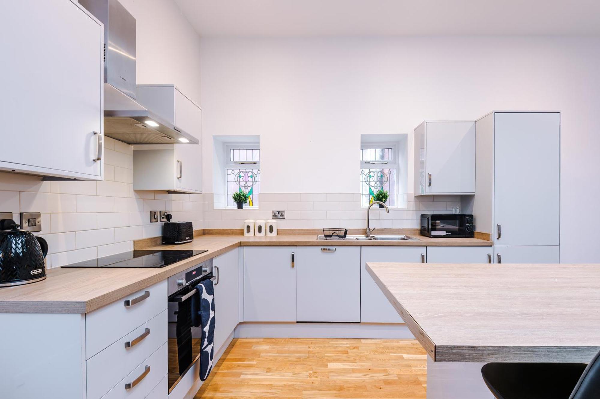 Stylish York Getaway - Pool Table Apartment *
