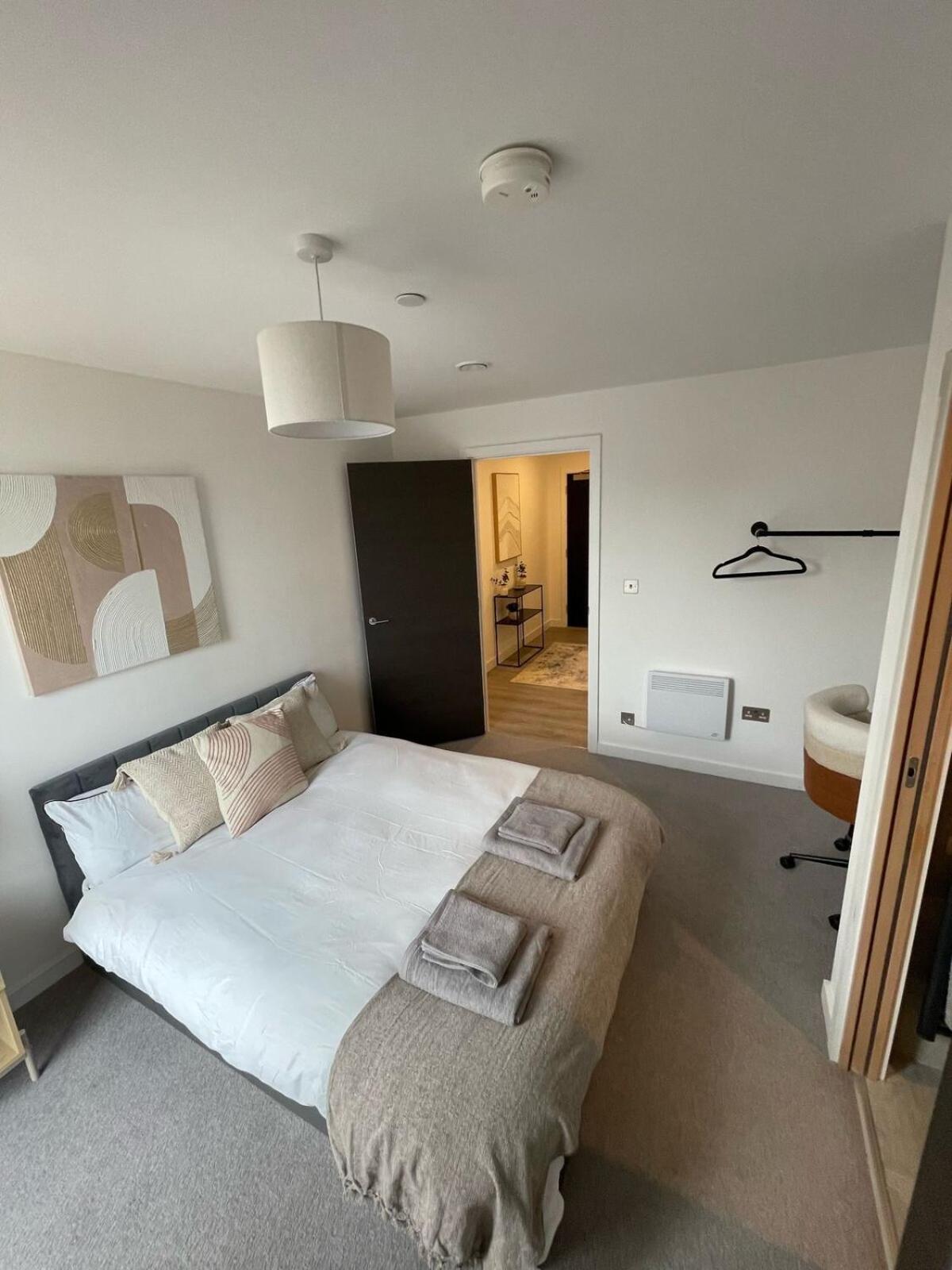 Stylish Flat - Sleeps 8 - Parking - Gym Apartment