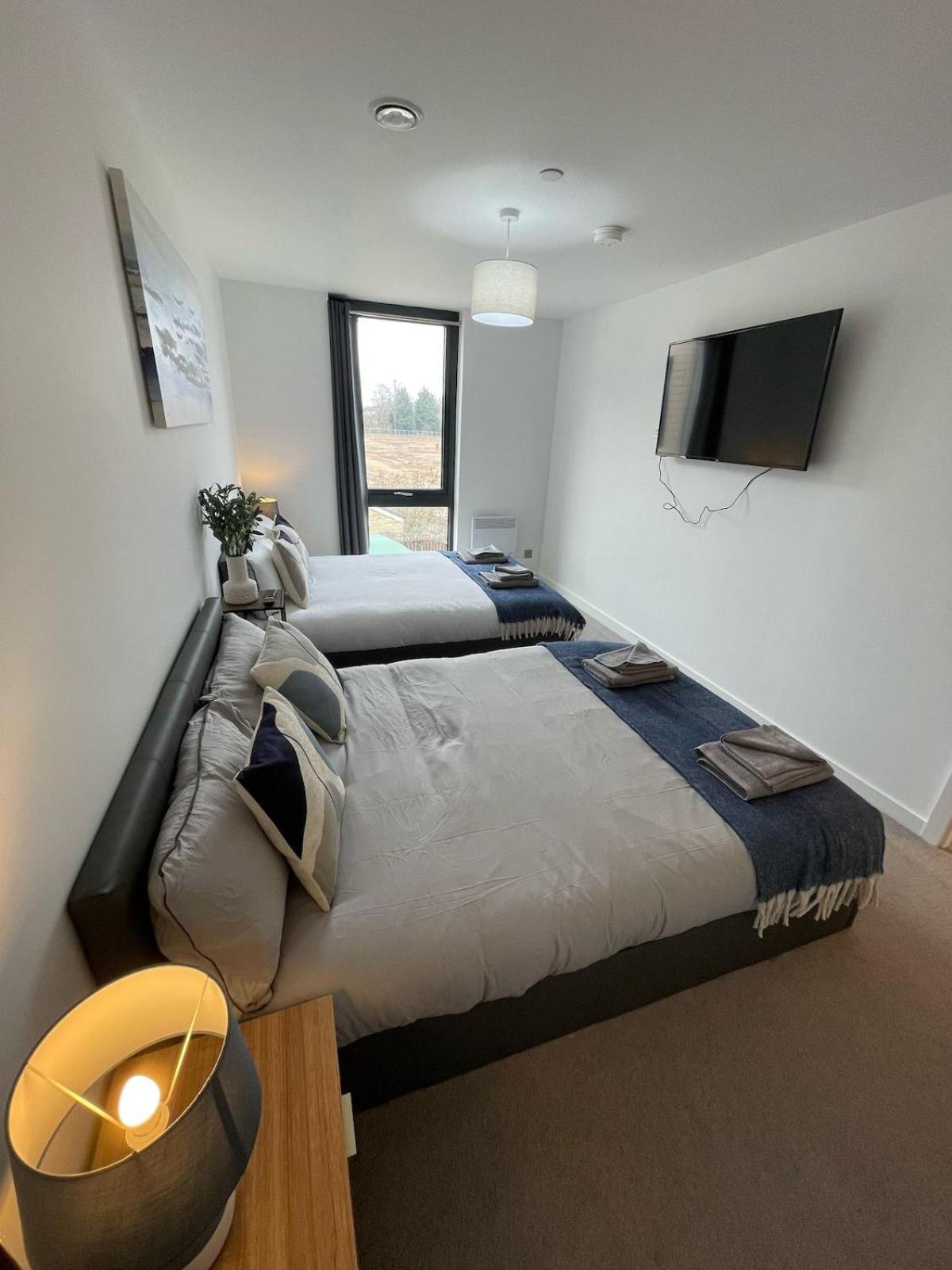 Stylish Flat - Sleeps 8 - Parking - Gym Apartment *