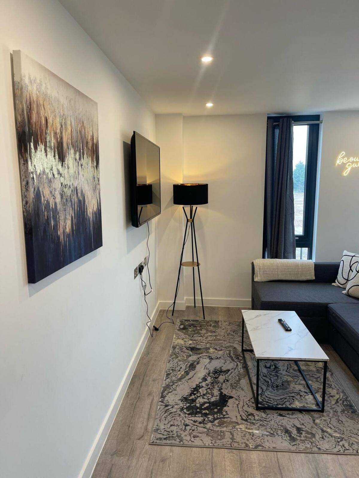 Apartment Stylish Flat - Sleeps 8 - Parking - Gym *