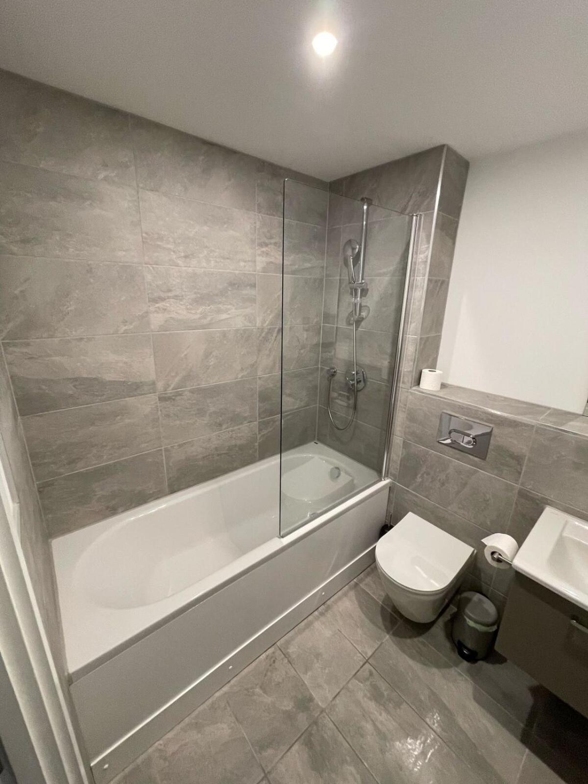 Stylish Flat - Sleeps 8 - Parking - Gym Apartment *