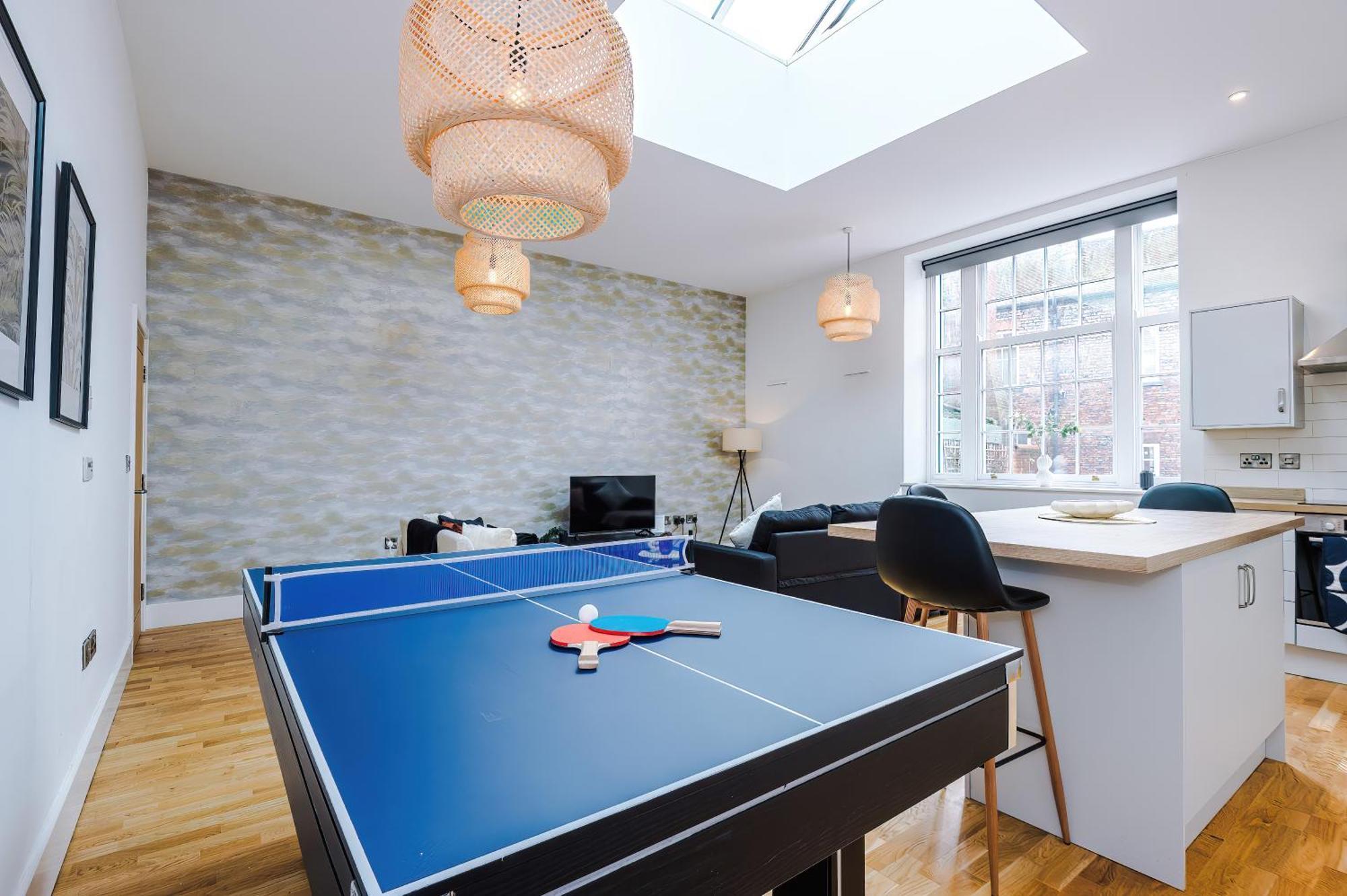 Stylish York Getaway - Pool Table Apartment *