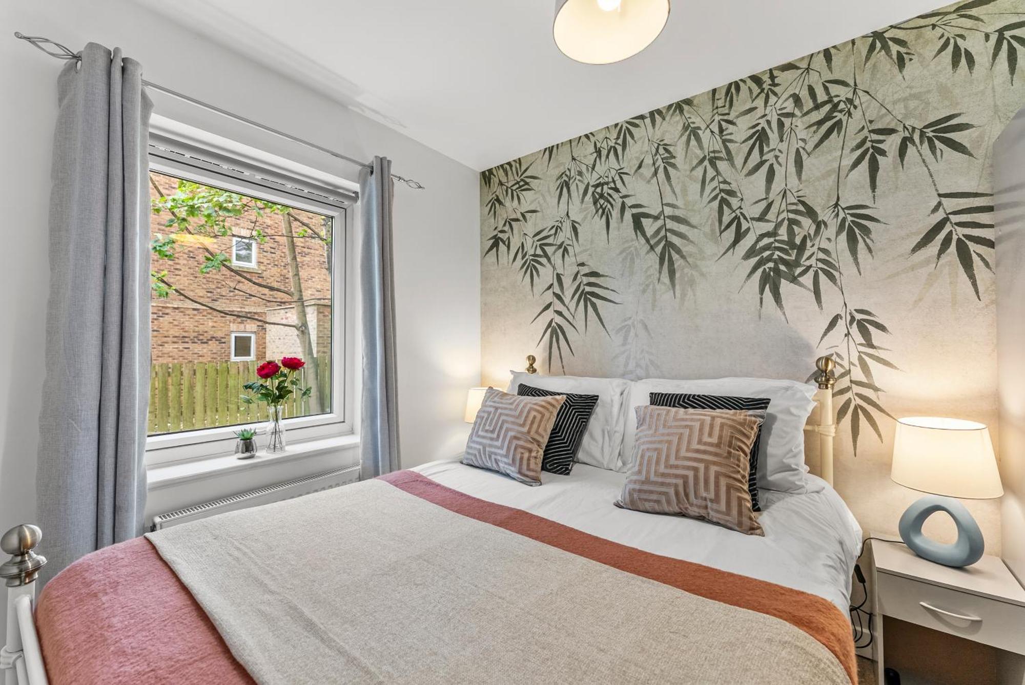 Chic Getaway - Pool Table - Free Street Parking *