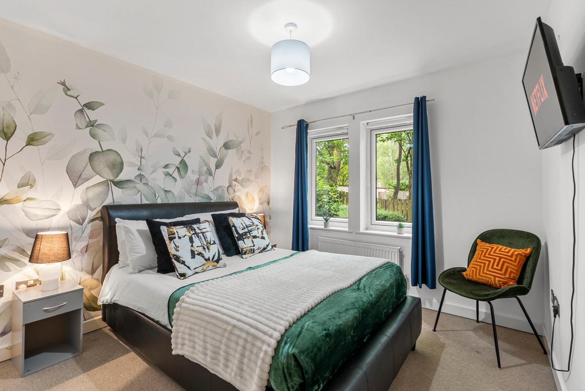Chic Getaway - Pool Table - Free Street Parking Apartment *