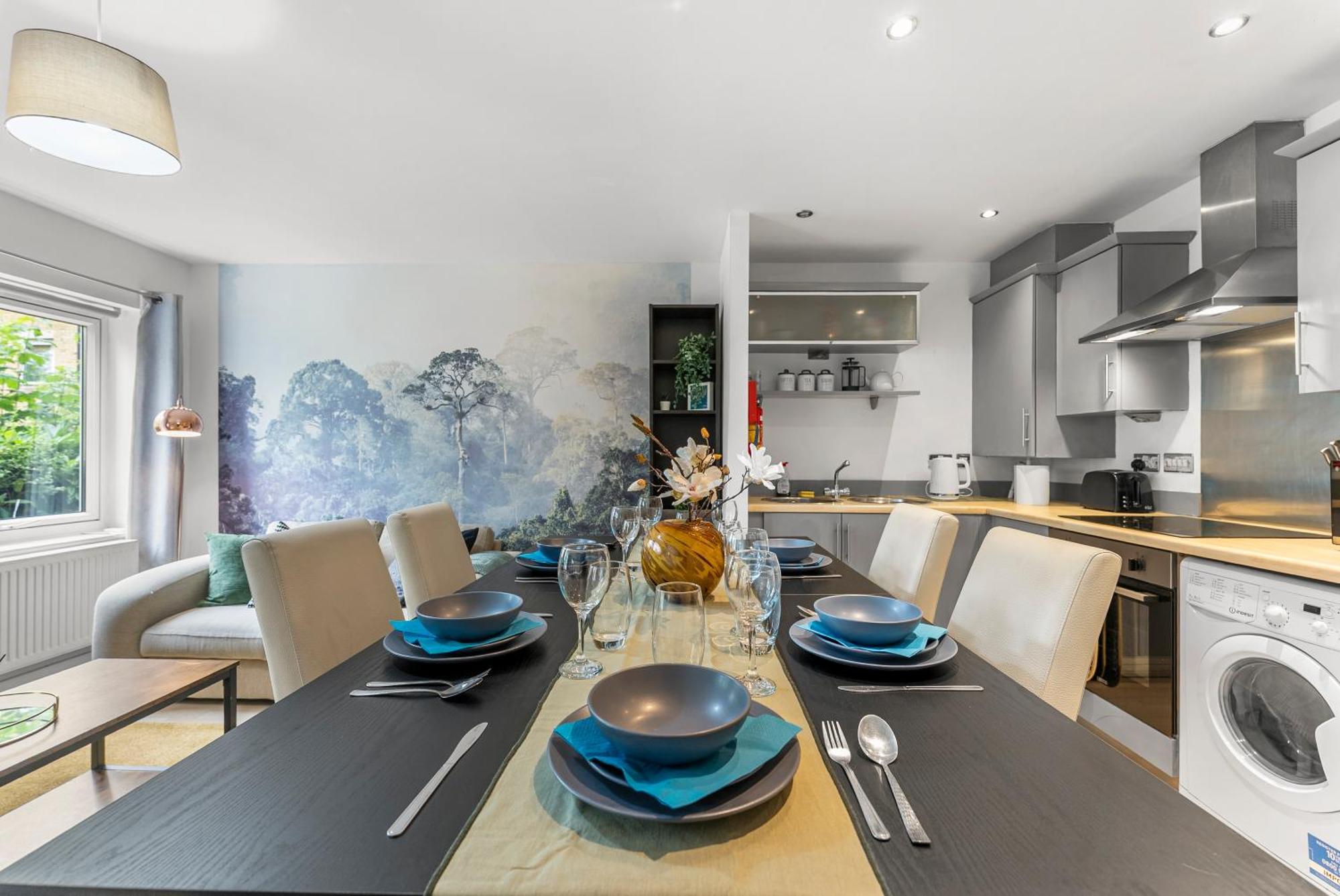Chic Getaway - Pool Table - Free Street Parking *
