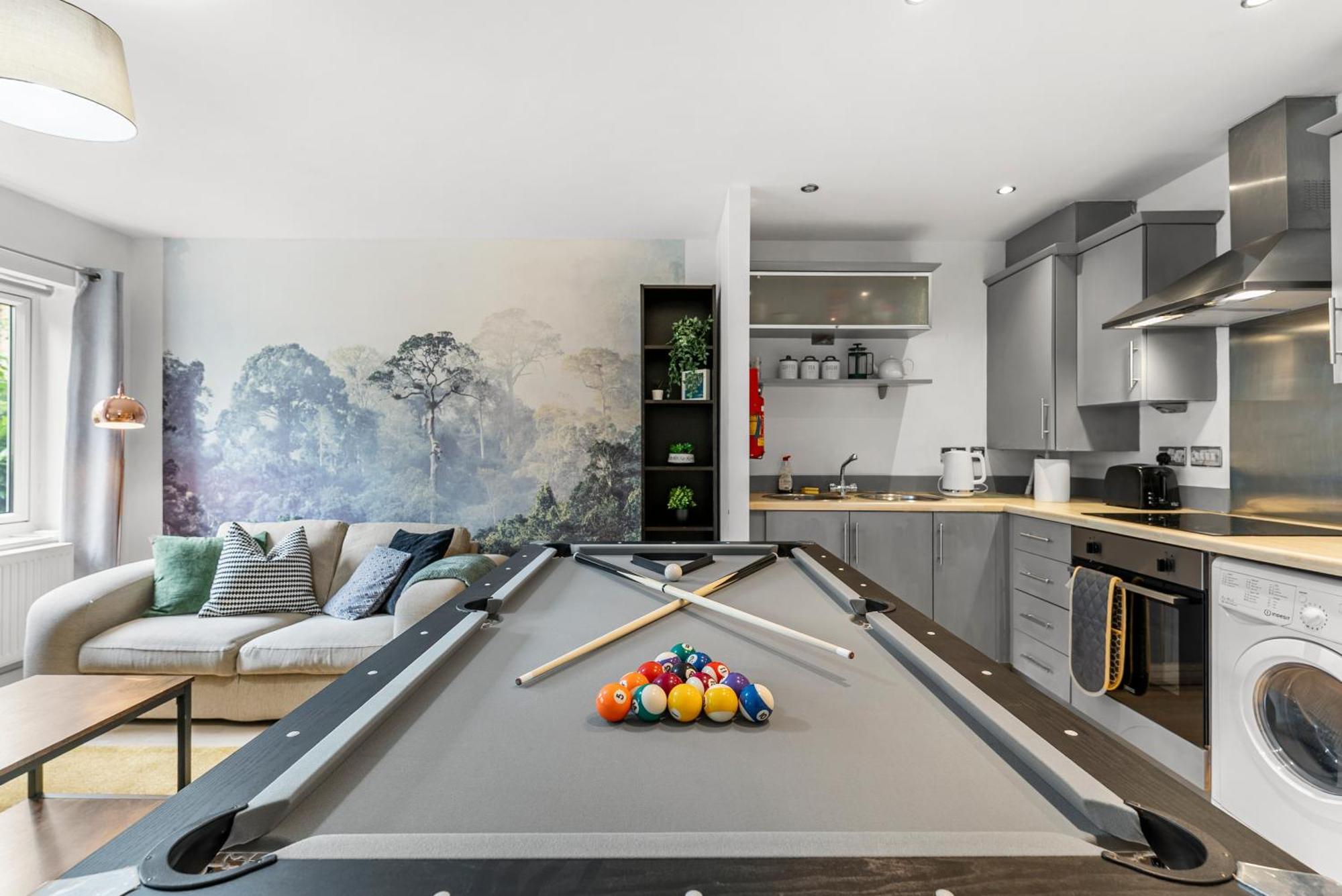Apartment Chic Getaway - Pool Table - Free Street Parking