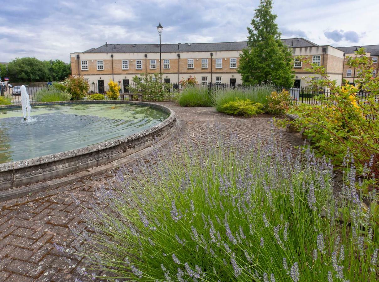 Thomas, Off Leeman Road, Sleeps 9 York