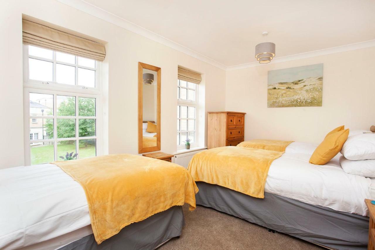 Thomas, Off Leeman Road, Sleeps 9 York