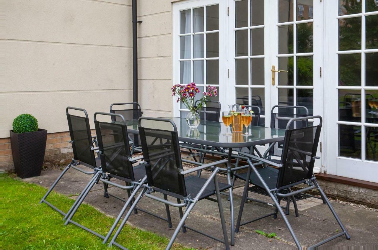Thomas, Off Leeman Road, Sleeps 9 * York