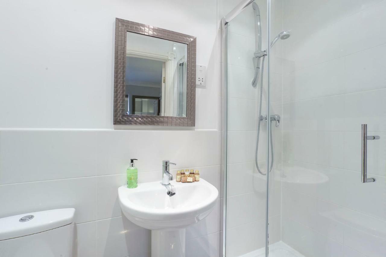 Thomas, Off Leeman Road, Sleeps 9