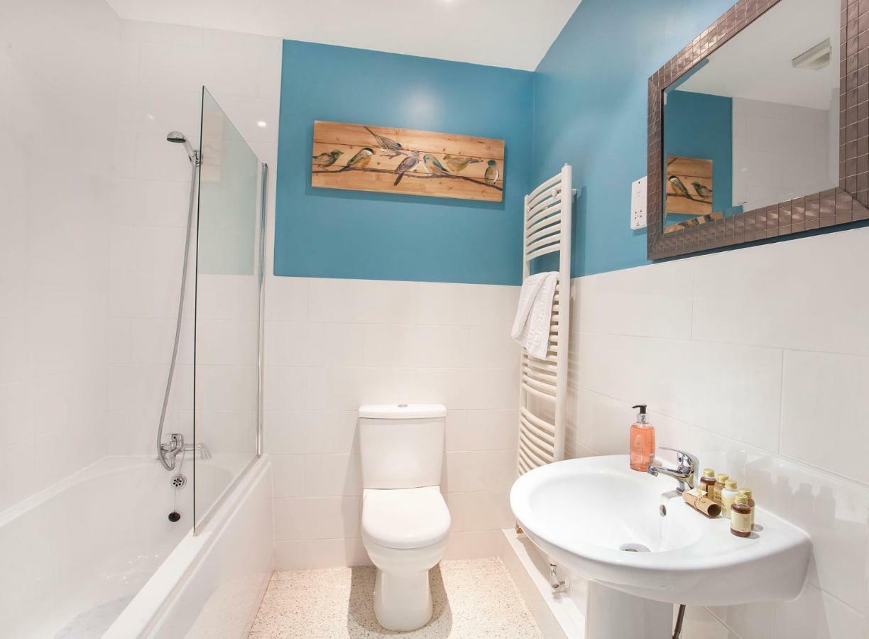 Thomas, Off Leeman Road, Sleeps 9 Holiday home