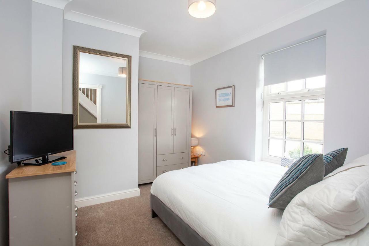 Thomas, Off Leeman Road, Sleeps 9 Holiday home