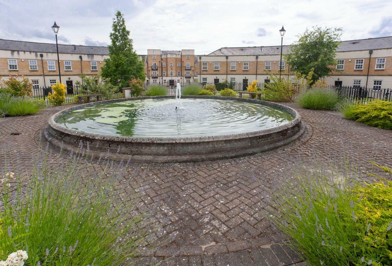 Thomas, Off Leeman Road, Sleeps 9 * York