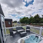 Wentbridge Lodge With Hot Tub