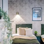 Boutique Central York Apartments Sleep 12