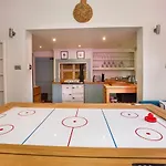 Hot Tub - Pool Table, Central