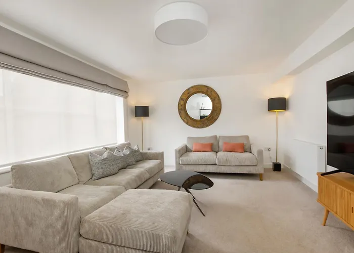 Mount Vale 4 Bedroom Luxury Home & Free Parking