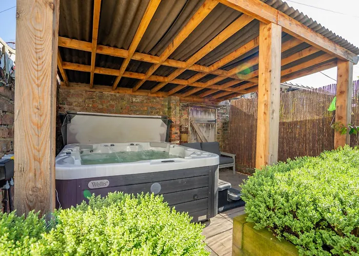 Little Domus - With Hot Tub