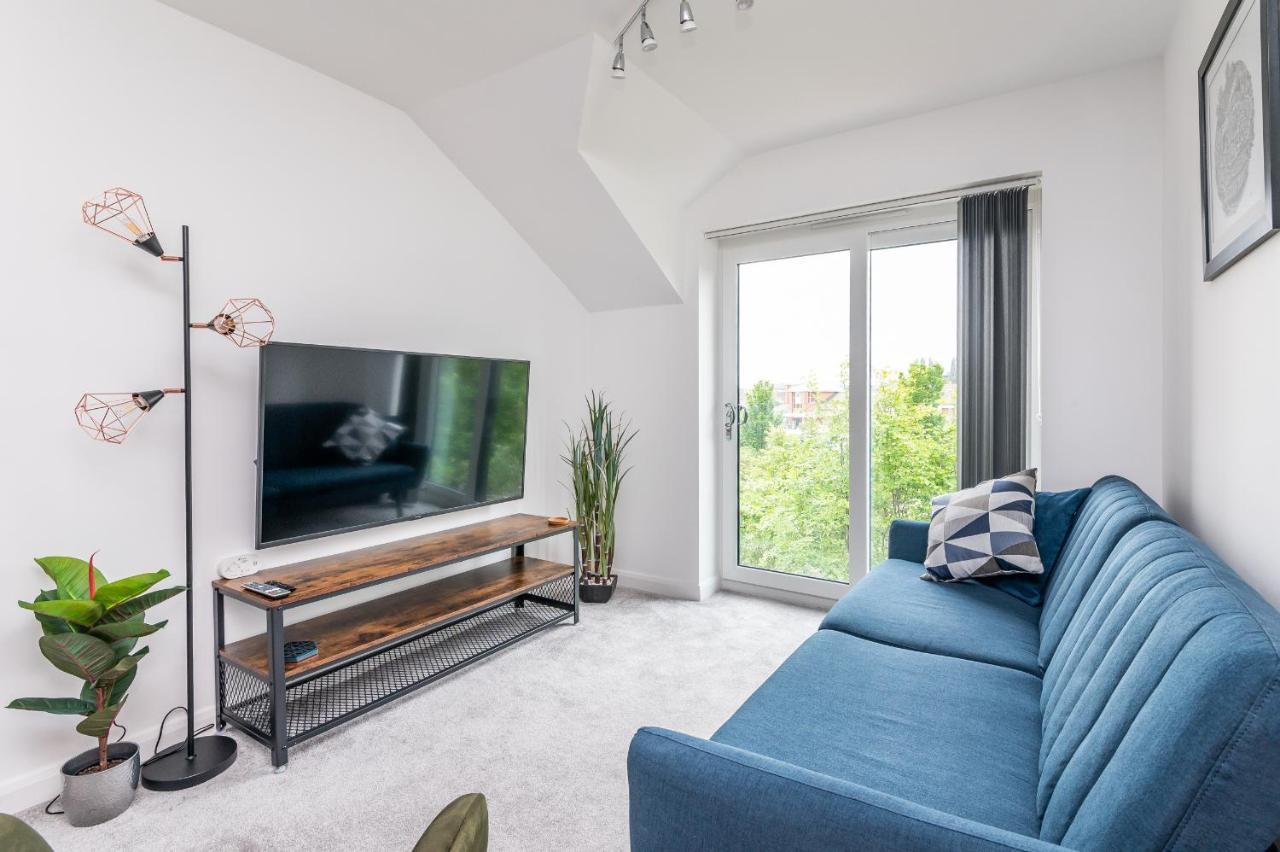 Pass The Keys Modern, Light And Airy 2 Bed Apt With Free Parking *